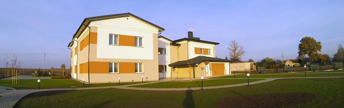 Dom Seniora Wieluń w otoczeniu zieleni