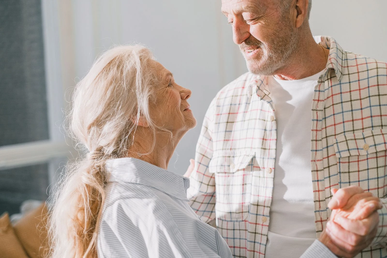 Seniorzy dzielący spokojną chwilę — fotografia ilustracyjna
