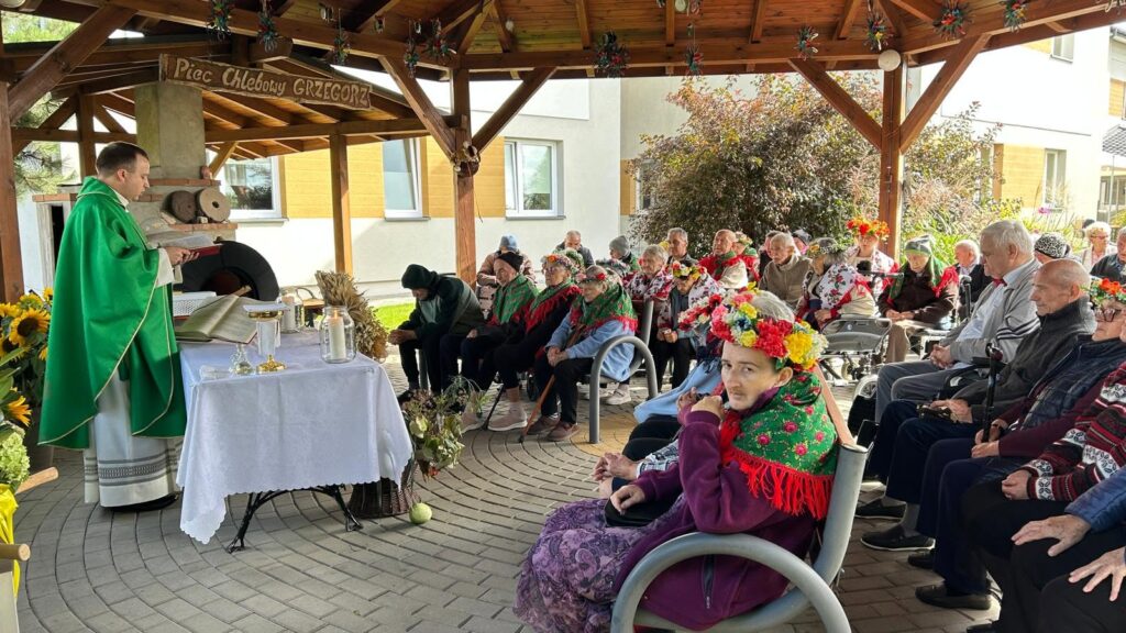 Święto Dojrzałości – Dożynki Senioralne! Tradycyjnie już uroczystość zainaugurowała Msza św. wprowad