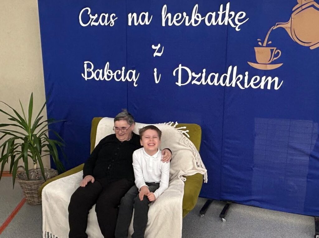 „Czas na herbatkę z babcią i dziadkiem!” Na tak piękne zaproszenie od młodych Przyjaciół z Specjalny