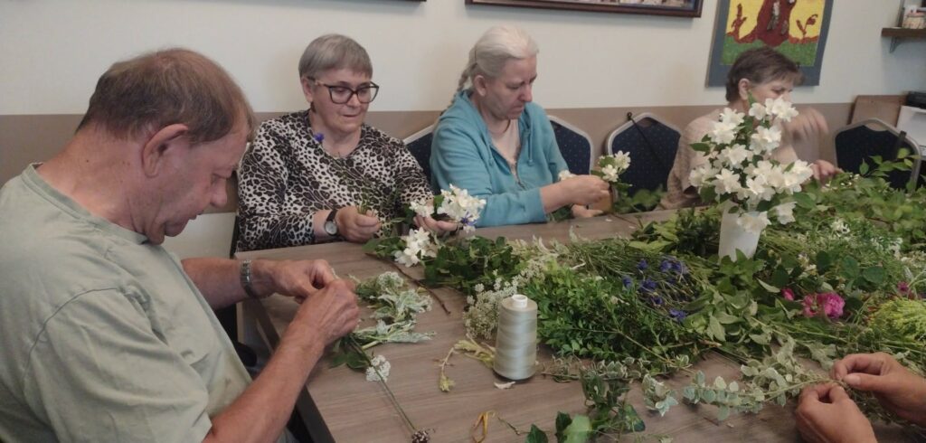 Wiją się wianki wiją! Oktawa Bożego Ciała, kończy się pięknym zwyczajem święcenia wianków z kwiatów