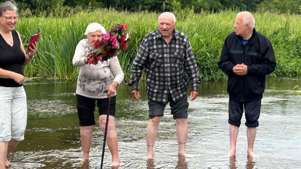 Płyń wianeczku płyń, nieś marzenia, życzenia me, spełnienie ich niech dosięgnie nie tylko mnie, płyń
